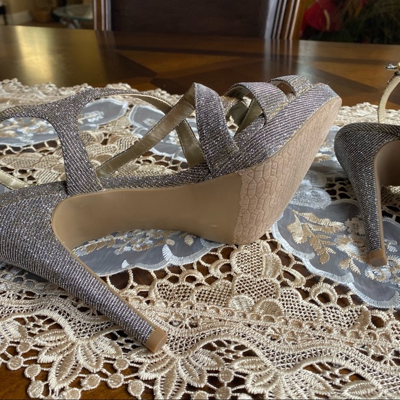 Audrey Brooke High heel metallic gold sandals NWOB - Picture 7 of 8